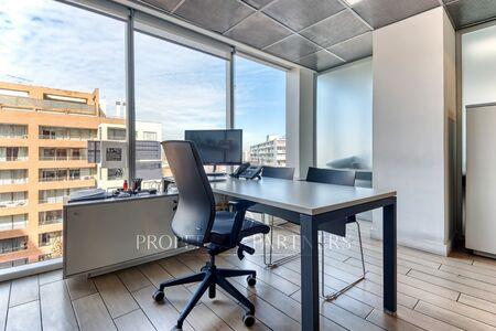 Gran oportunidad oficina en moderno edificio UF x m2 en Providencia, Región Metropolitana