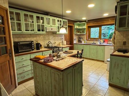 Exclusiva casa estilo Log Home en venta, se vende amoblada en Puerto Varas, Región de Los Lagos