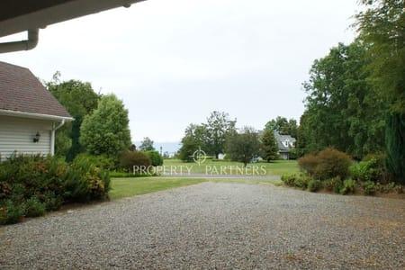 Hermosa Casa de veraneo,   Bahía Coique, Lago Ranco en Futrono, Región de Los Rios