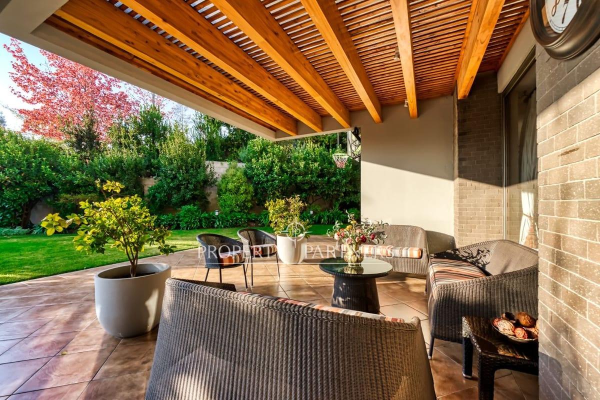 Grand duplex apartment with private garden. Los Tranpenses en Lo Barnechea, Región Metropolitana