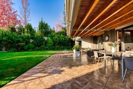 Grand duplex apartment with private garden. Los Tranpenses en Lo Barnechea, Región Metropolitana