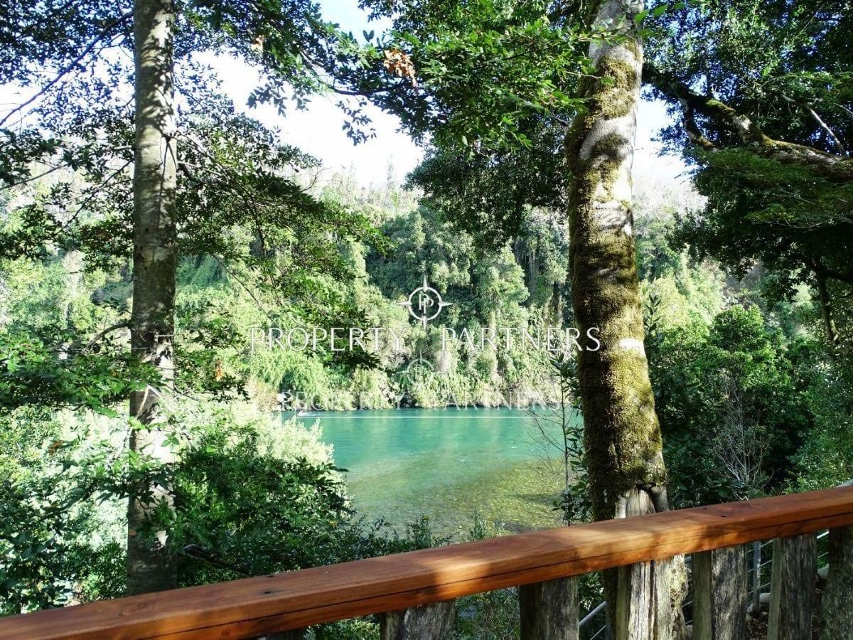 Gran casa a orillas de Río Toltén en Villarrica, Región de Araucania