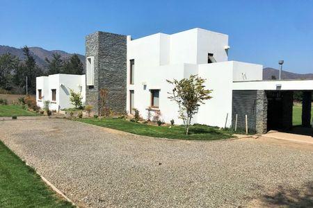 Hermosa casa estilo mediterráneo, ubicada en seguro y consolidado condominio en Calera de Tango, Región Metropolitana