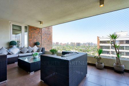 Excelente departamento con gran terraza y vista despejada. en Las Tranqueras, Las Condes, Región Metropolitana