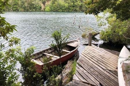 Cabañas rústicas a orilla de laguna en la mágica Isla de Chiloé en Castro, Región de Los Lagos