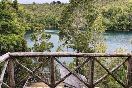 Cabañas rústicas a orilla de laguna en la mágica Isla de Chiloé en Castro, Región de Los Lagos