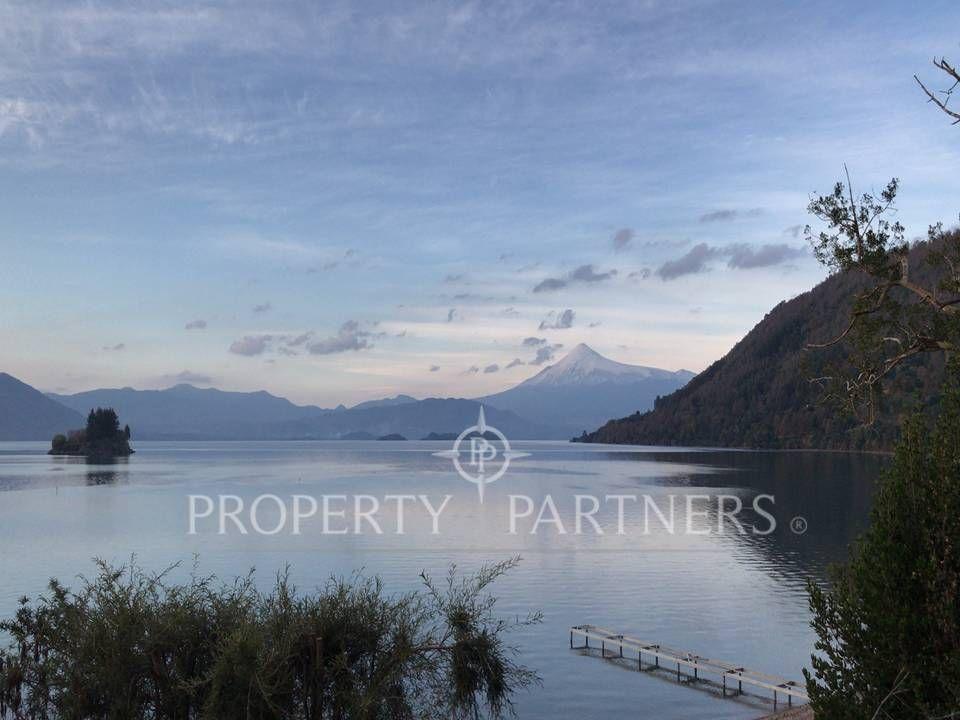 Calafquén orilla lago vista al Volcán Villarrica en Panguipulli, Región de Los Rios