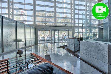 Estupenda oficina con terraza , Metro Manquehue( UF/m2 95) en Metro Manquehue, Las Condes, Región Metropolitana