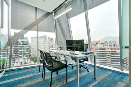 Estupenda oficina en Apoquino ( Uf/m2 110) en Metro Manquehue, Las Condes, Región Metropolitana
