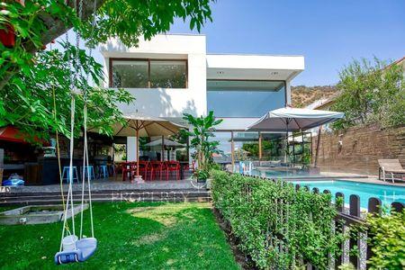 Moderna  casa Mediterránea, con linda vista  en Los Dominicos. en Los Domínicos, Las Condes, Región Metropolitana