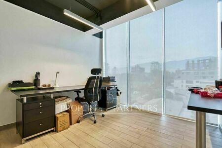 Impecable oficina  AMOBLADA en excelente ubicacion / UF0,55 x mt2 en Nueva Costanera, Vitacura, Región Metropolitana