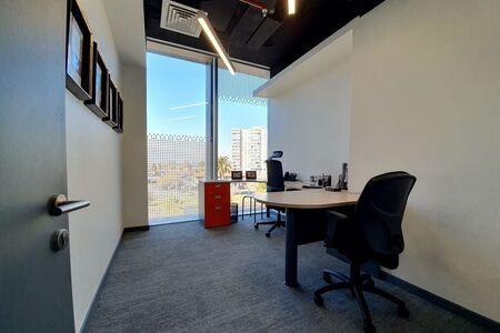 Fabulosa oficina habilitada en ubicación inmejorable UF 106 x M2 en Las Condes, Región Metropolitana
