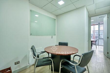 Estupenda y moderna oficina en Vitacura 107 UF x m2 en Las Condes, Región Metropolitana