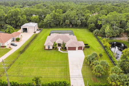 Casa con amplio patio emplazada en espectacular terreno en Palm Beach, Florida