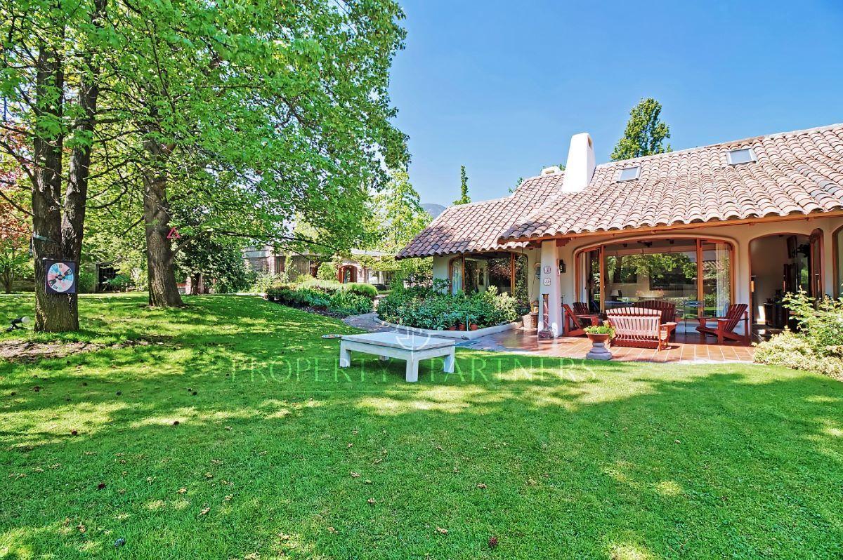 Acogedora Casa con gran jardín formado y muy bien mantenida. en La Foresta, Las Condes, Región Metropolitana