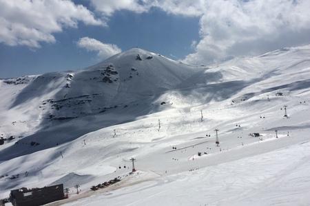 Vista a canchas de ski, Valle Nevado en Valle Nevado, Lo Barnechea, Región Metropolitana