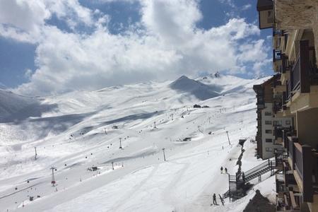 Vista a canchas de ski, Valle Nevado en Valle Nevado, Lo Barnechea, Región Metropolitana
