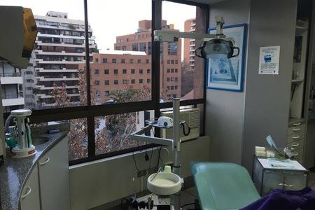 Se arrienda excelente consulta para profesional médico o dental en El Golf, Las Condes, Región Metropolitana