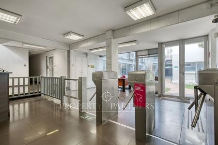 Espectacular Edificio Corporativo (33,3UF/mt2) en Santiago, Región Metropolitana Espectacular Edificio Corporativo (33,3UF/mt2) en Santiago, Región Metropolitana