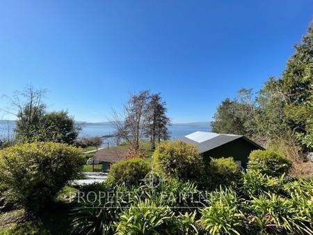 Hermosas Casas a orillas del lago Villarrica en Villarrica, Región de Araucania Hermosas Casas a orillas del lago Villarrica en Villarrica, Región de Araucania