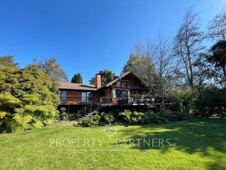 Hermosas Casas a orillas del lago Villarrica en Villarrica, Región de Araucania Hermosas Casas a orillas del lago Villarrica en Villarrica, Región de Araucania