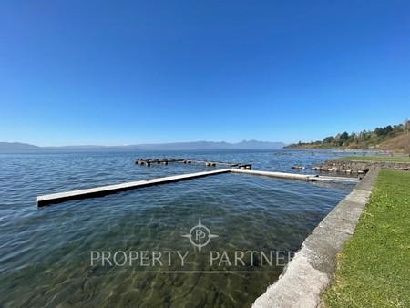 Hermosas Casas a orillas del lago Villarrica en Villarrica, Región de Araucania Hermosas Casas a orillas del lago Villarrica en Villarrica, Región de Araucania
