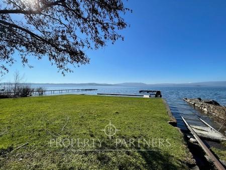 Hermosas Casas a orillas del lago Villarrica en Villarrica, Región de Araucania Hermosas Casas a orillas del lago Villarrica en Villarrica, Región de Araucania