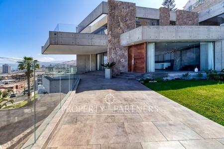 Exclusiva casa mediterránea, con piscina y vista panorámica a la costa, arquitecto Marcelo Rossi en Jardines del Sur, Antofagasta, Región de Antofagasta Exclusiva casa mediterránea, con piscina y vista panorámica a la costa, arquitecto Marcelo Rossi en Jardines del Sur, Antofagasta, Región de Antofagasta