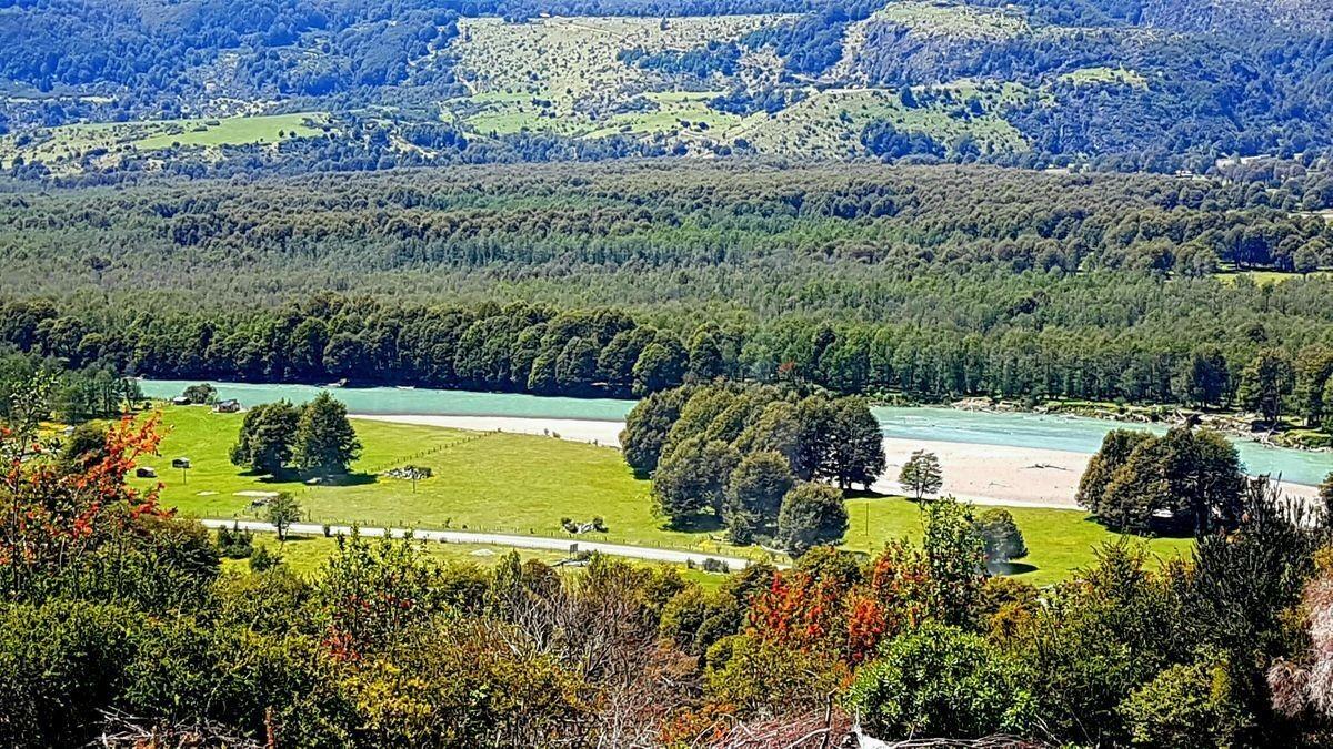 Patagonia, Ultimas parcelas en cruce a Bahía Murta. en General Carrera, Región de Aysen Patagonia, Ultimas parcelas en cruce a Bahía Murta. en General Carrera, Región de Aysen