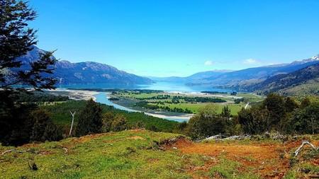 Patagonia, Ultimas parcelas en cruce a Bahía Murta. en General Carrera, Región de Aysen Patagonia, Ultimas parcelas en cruce a Bahía Murta. en General Carrera, Región de Aysen