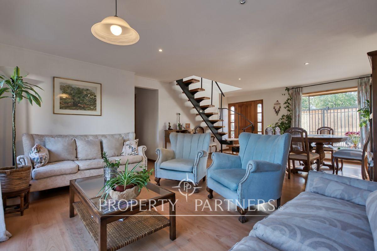 Luminosa y amplia casa con excelentes accesos, sector residencial en Los Domínicos, cercana a parques, supermercados, centros comerciales y buena locomoción en Alonso de Camargo, Las Condes, Región Metropolitana Luminosa y amplia casa con excelentes accesos, sector residencial en Los Domínicos, cercana a parques, supermercados, centros comerciales y buena locomoción en Alonso de Camargo, Las Condes, Región Metropolitana