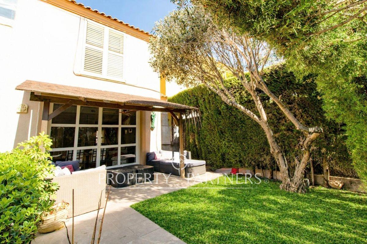 ACOGEDOR y AMPLIO ADOSADO, en prestigiosa urbanización de ROCAFORT. 5 habitaciones, 3 baños. en Provincia de Valencia ACOGEDOR y AMPLIO ADOSADO, en prestigiosa urbanización de ROCAFORT. 5 habitaciones, 3 baños. en Provincia de Valencia