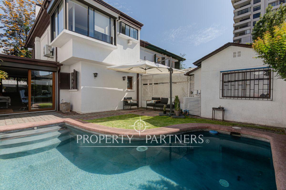 Estupenda casa remodelada, muy luminosa y en excelente estado. Sector VMA-CVD en Vaticano, Las Condes, Región Metropolitana Estupenda casa remodelada, muy luminosa y en excelente estado. Sector VMA-CVD en Vaticano, Las Condes, Región Metropolitana