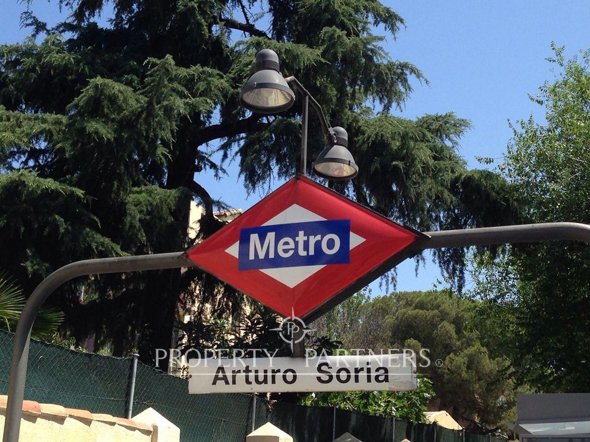 Amplio piso de 3 habitaciones con garaje, urbanización, piscina y pádel a pasos de Metro Arturo Soria. en San Juan Bautista, Ciudad Lineal, Madrid, Provincia de Madrid Amplio piso de 3 habitaciones con garaje, urbanización, piscina y pádel a pasos de Metro Arturo Soria. en San Juan Bautista, Ciudad Lineal, Madrid, Provincia de Madrid