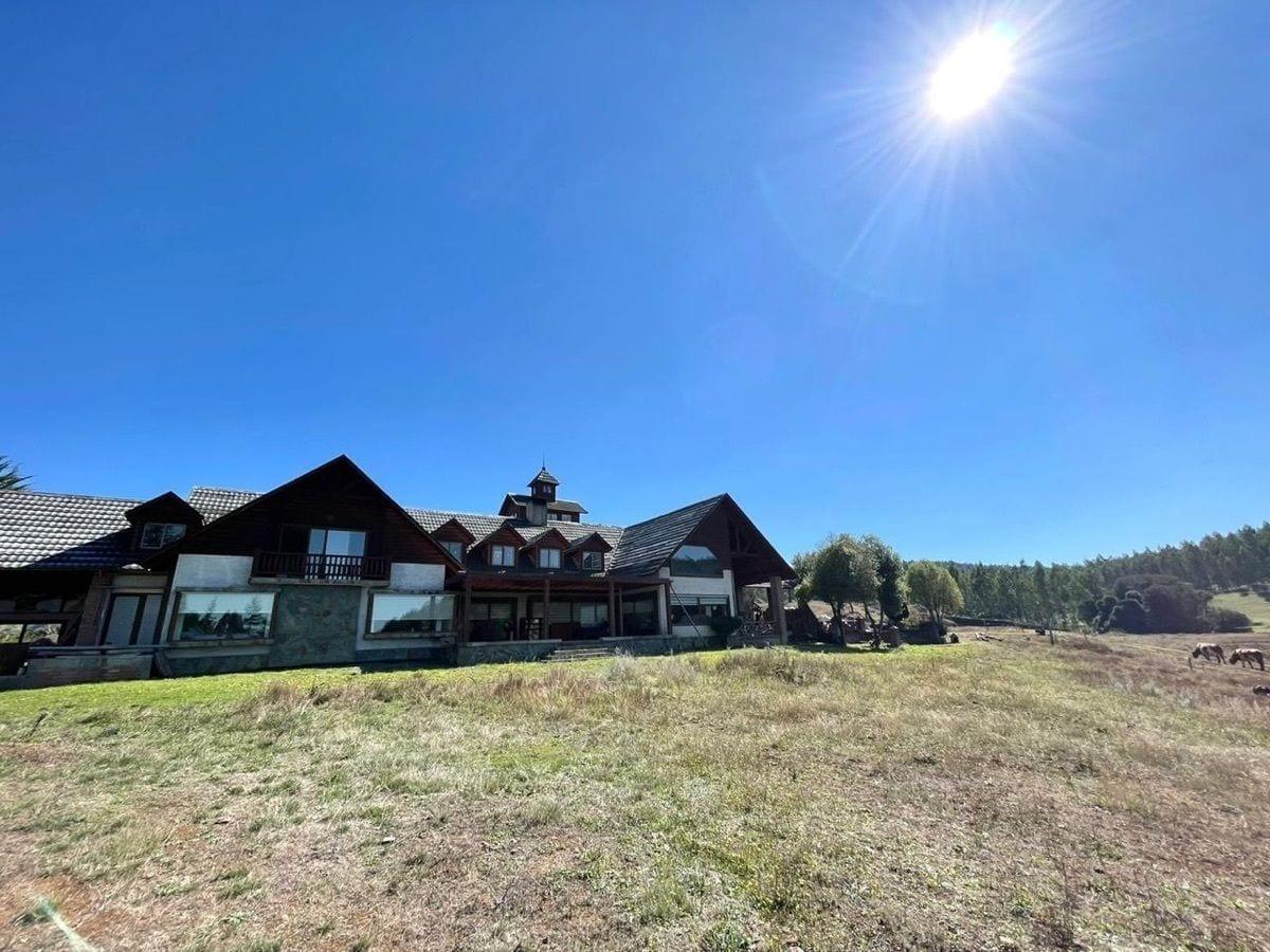 Gran Casa de 1.200 mt2 en terreno de 3.72 Ha. a pocos kilómetros de carretera. en Cautín, Región de Araucanía Gran Casa de 1.200 mt2 en terreno de 3.72 Ha. a pocos kilómetros de carretera. en Cautín, Región de Araucanía