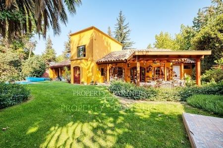 Acogedora casa frente a Plaza, Golf de Manquehue. Lindo Jardin. en Los Trapenses, La Dehesa, Región Metropolitana Acogedora casa frente a Plaza, Golf de Manquehue. Lindo Jardin. en Los Trapenses, La Dehesa, Región Metropolitana