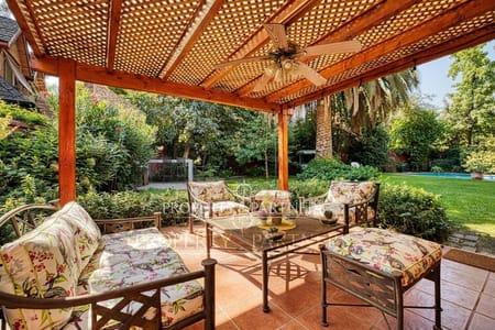 Acogedora casa frente a Plaza, Golf de Manquehue. Lindo Jardin. en Los Trapenses, La Dehesa, Región Metropolitana Acogedora casa frente a Plaza, Golf de Manquehue. Lindo Jardin. en Los Trapenses, La Dehesa, Región Metropolitana