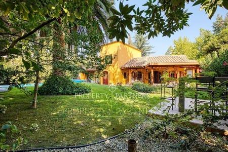 Acogedora casa frente a Plaza, Golf de Manquehue. Lindo Jardin. en Los Trapenses, La Dehesa, Región Metropolitana Acogedora casa frente a Plaza, Golf de Manquehue. Lindo Jardin. en Los Trapenses, La Dehesa, Región Metropolitana