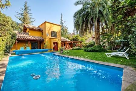 Acogedora casa frente a Plaza, Golf de Manquehue. Lindo Jardin. en Los Trapenses, La Dehesa, Región Metropolitana Acogedora casa frente a Plaza, Golf de Manquehue. Lindo Jardin. en Los Trapenses, La Dehesa, Región Metropolitana