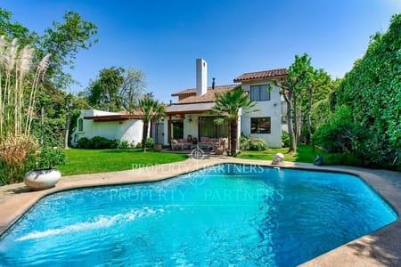 Excelente ubicación, casa con gran jardín y buenos espacios. en Los Trapenses, La Dehesa, Región Metropolitana Excelente ubicación, casa con gran jardín y buenos espacios. en Los Trapenses, La Dehesa, Región Metropolitana