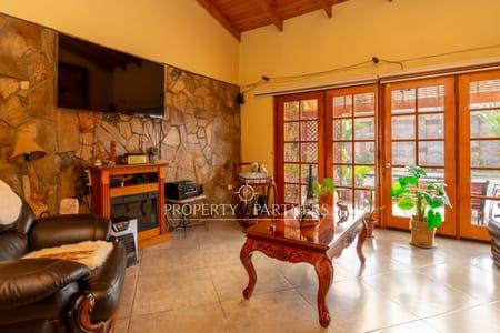 Casa en venta en Pirque: amplios espacios, piscina y gran quincho en El Llano, Pirque, Región Metropolitana Casa en venta en Pirque: amplios espacios, piscina y gran quincho en El Llano, Pirque, Región Metropolitana