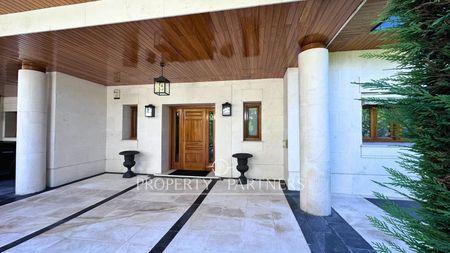 Espectacular chalet a la venta en el prestigioso parque del Conde Orgaz de Madrid. en Conde Orgaz Piovera, Hortaleza, Madrid, Provincia de Madrid Espectacular chalet a la venta en el prestigioso parque del Conde Orgaz de Madrid. en Conde Orgaz Piovera, Hortaleza, Madrid, Provincia de Madrid