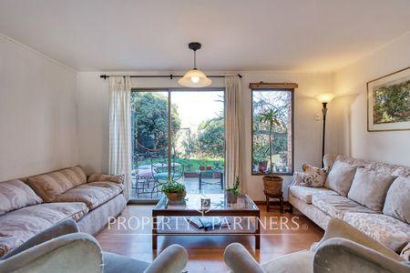 Luminosa y amplia casa con excelentes accesos, sector residencial en Los Domínicos, cercana a parques, supermercados, centros comerciales y buena locomoción en Alonso de Camargo, Las Condes, Región Metropolitana Luminosa y amplia casa con excelentes accesos, sector residencial en Los Domínicos, cercana a parques, supermercados, centros comerciales y buena locomoción en Alonso de Camargo, Las Condes, Región Metropolitana