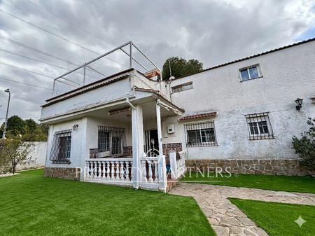 ¿Una casa o dos? ¡Tú eliges! Casa en Carrer Xiva,L'Eliana en Provincia de Valencia ¿Una casa o dos? ¡Tú eliges! Casa en Carrer Xiva,L'Eliana en Provincia de Valencia