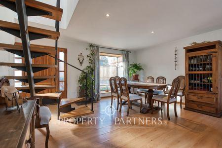 Luminosa y amplia casa con excelentes accesos, sector residencial en Los Domínicos, cercana a parques, supermercados, centros comerciales y buena locomoción en Alonso de Camargo, Las Condes, Región Metropolitana Luminosa y amplia casa con excelentes accesos, sector residencial en Los Domínicos, cercana a parques, supermercados, centros comerciales y buena locomoción en Alonso de Camargo, Las Condes, Región Metropolitana