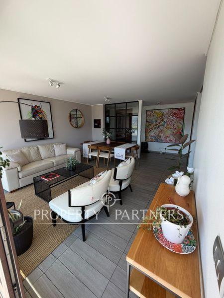 Living comedor integrado con piso de porcelanato y ventanales que aportan buena luminosidad. Living comedor integrado con piso de porcelanato y ventanales que aportan buena luminosidad.