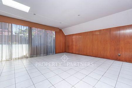 Espaciosa Casa de Dos Pisos 4D+3B+3E Patio Interior, Bodega y Estar/Sala de Juegos muy amplio!!! en Tomás Moro Sur, Las Condes, Región Metropolitana Espaciosa Casa de Dos Pisos 4D+3B+3E Patio Interior, Bodega y Estar/Sala de Juegos muy amplio!!! en Tomás Moro Sur, Las Condes, Región Metropolitana
