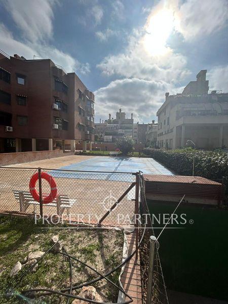 Amplio piso de 3 habitaciones con garaje, urbanización, piscina y pádel a pasos de Metro Arturo Soria. en San Juan Bautista, Ciudad Lineal, Madrid, Provincia de Madrid Amplio piso de 3 habitaciones con garaje, urbanización, piscina y pádel a pasos de Metro Arturo Soria. en San Juan Bautista, Ciudad Lineal, Madrid, Provincia de Madrid