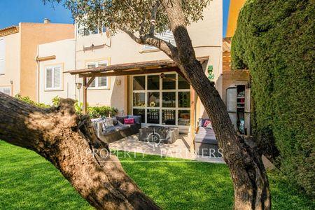 ACOGEDOR y AMPLIO ADOSADO, en prestigiosa urbanización de ROCAFORT. 5 habitaciones, 3 baños. en Provincia de Valencia ACOGEDOR y AMPLIO ADOSADO, en prestigiosa urbanización de ROCAFORT. 5 habitaciones, 3 baños. en Provincia de Valencia