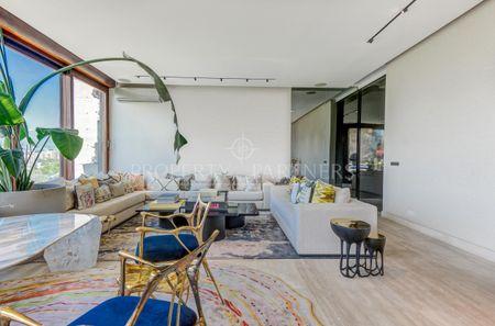 Moderna casa en Cerro San Luis. Vista insuperable al Club de Golf Los Leones en El Golf, Las Condes, Región Metropolitana Moderna casa en Cerro San Luis. Vista insuperable al Club de Golf Los Leones en El Golf, Las Condes, Región Metropolitana